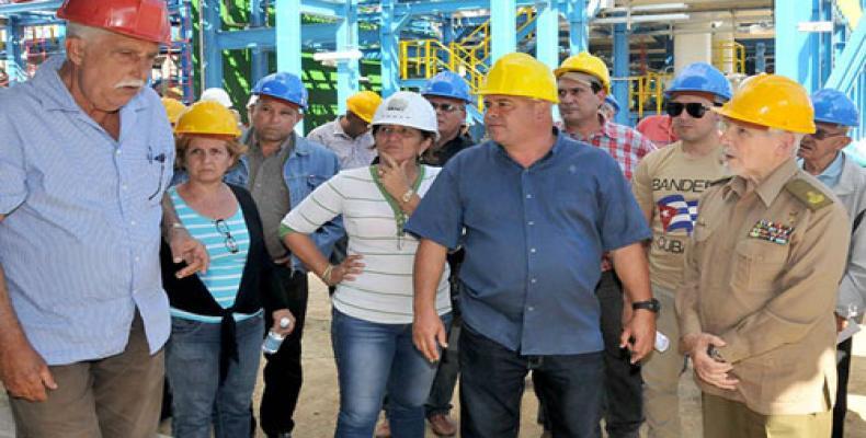 Ramiro Valdés Menéndez, constata la marcha de la nueva Planta Cloro Sosa. (Foto: Ramón Barreras Valdés)