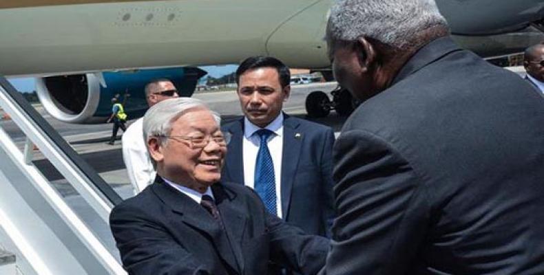 Vietnam’s Communist Party leader, Nguyen Phu Trong, was welcomed by Esteban Lazo, President of the Cuban Parliament. (ACN Photo)