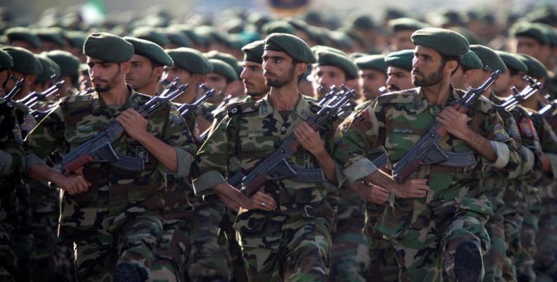 Miembros de los Cuerpos de la Guardia Revolucionaria Islámica de Irán marchan en un desfile militar en Teherán, 2007. Morteza Nikoubazl / Reuters