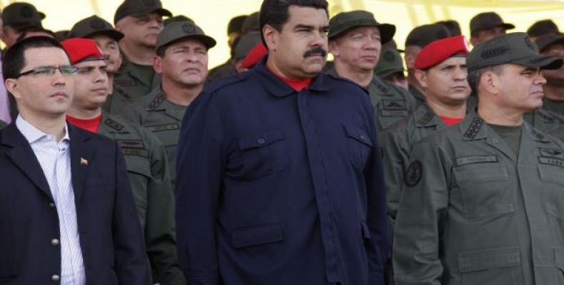 Maduro y militares rinden homenaje a Bolívar y Chávez