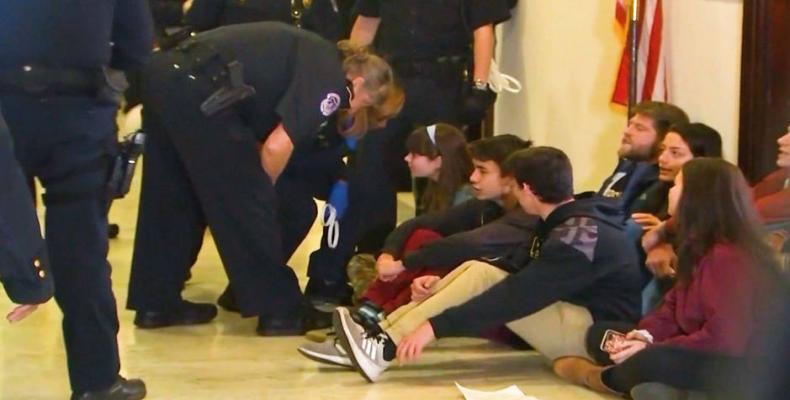 Police in Washington, DC arrested students protesting gun violence.  Photo: Reuters
