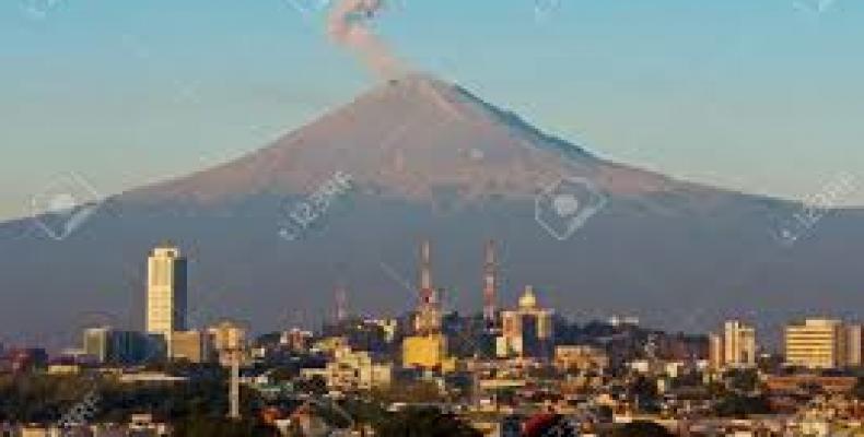 Erupción del Volcán Popocatépetl sobre la ciudad de Puebla, México Foto de archivo.