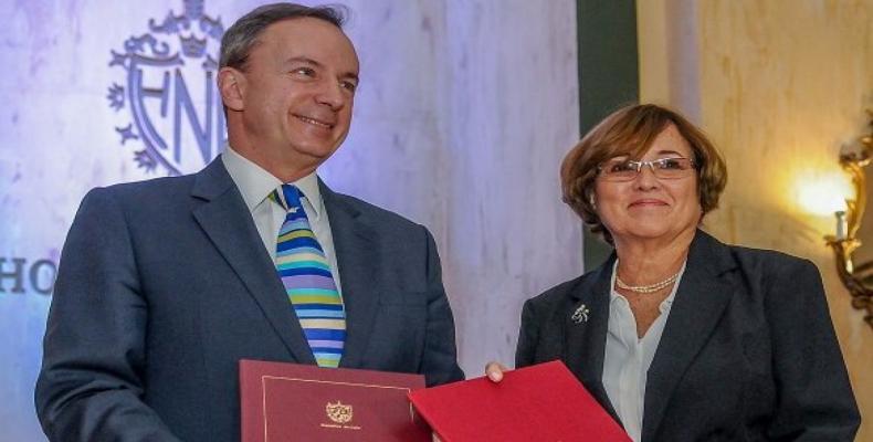 Mark Christopher Elliot, vicerrector de Harvard, y la viceministra de Educación Superior, Aurora Fernández González. Foto: Juventud Rebelde