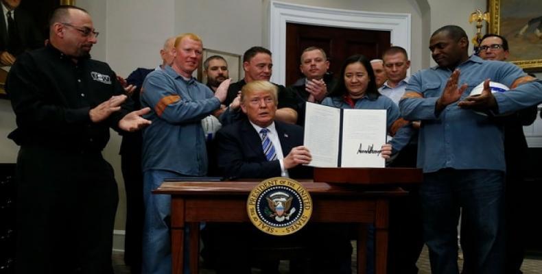 Trump en el momento de la firma formal de la imposición de aranceles a las importaciones de acero y aluminio. Foto/Infobae