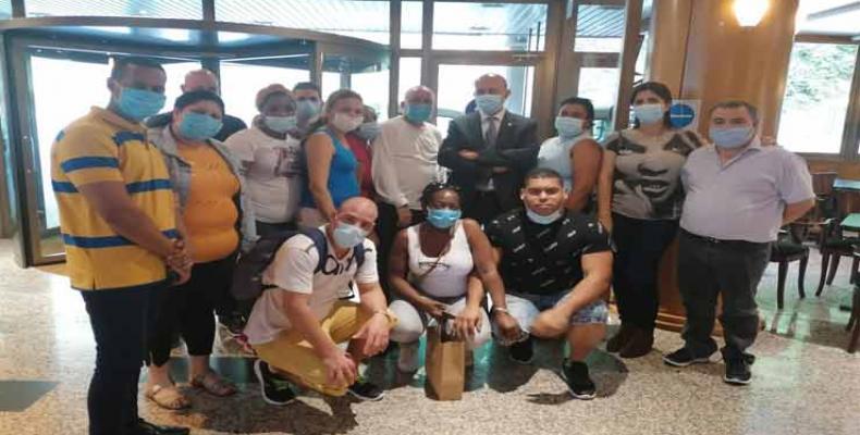 Le ministre andorran de la Santé a personnellement pris congé de la brigade médicale cubaine à l'hôtel Panorama.