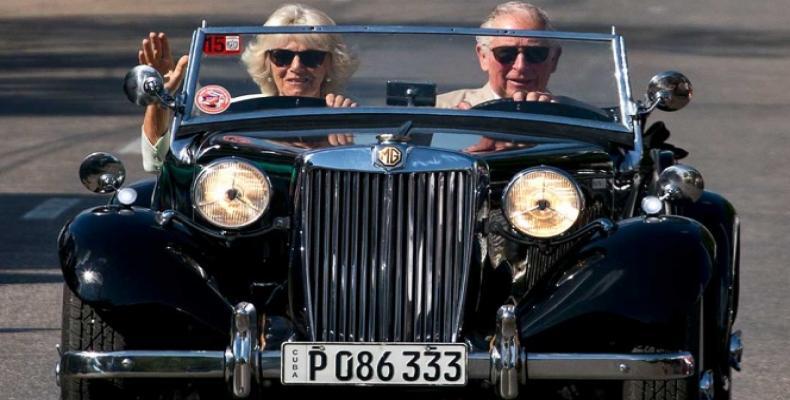 Los visitantes a bordo de un coche clásico británico, en La Habana.Fotos: Reuters y AP