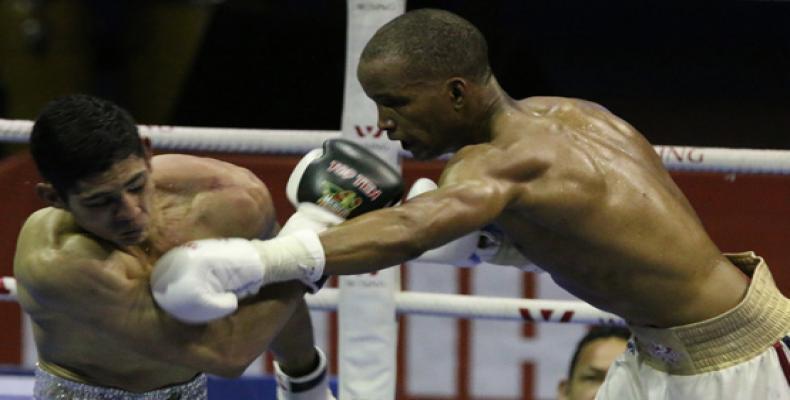 Welterweight Roniel Iglesias , on the right.