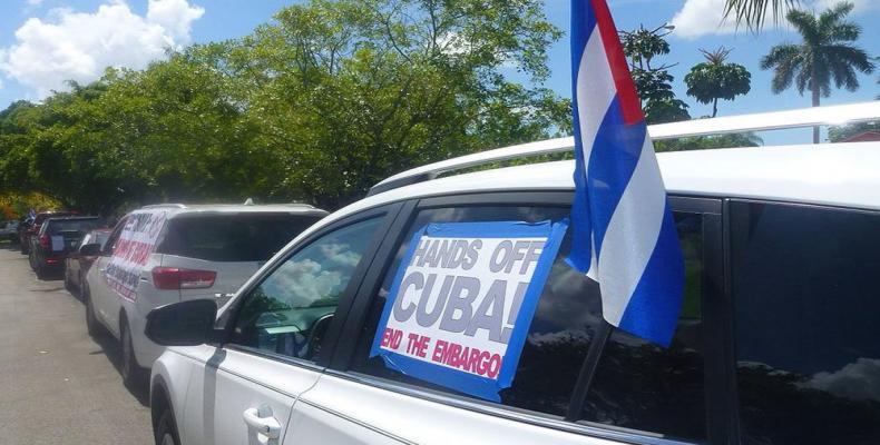 Caravanistas en Miami exigen fin del bloqueo a Cuba.(Foto:internet)