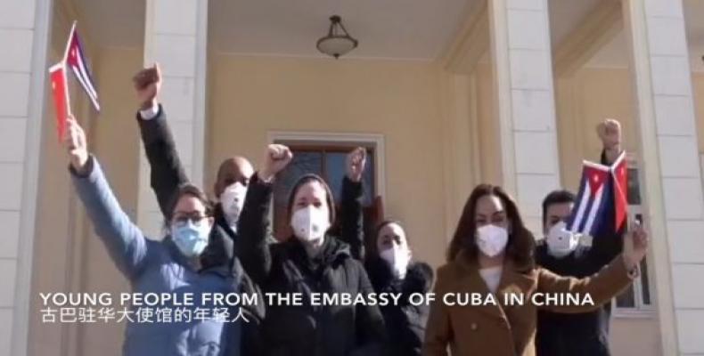Integrantes del cuerpo diplomático cubano en China envían mensaje de apoyo a la lucha contra el coronavirus en la nación asiática. Foto/Cubadebate.