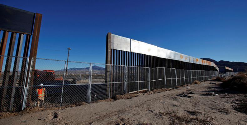 Un obrero junto a una sección recientemente levantada del muro en la frontera entre EE.UU. y México. Jose Luis Gonzalez/Reuters