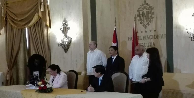 Empresas cubanas y vietnamitas firmaron en La Habana importantes documentos durante el Foro Empresarial.Foto:Marianela Samper.