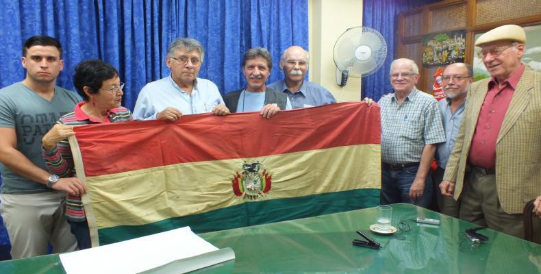 Bandera de lucha entregada al embajador Boliviano, Palmiro Soria. Foto: Maite González (RHC)