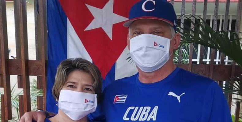 The president shared a photo with his wife, Lis Cuesta, and a Cuban flag in the background.  (Photo: Cubadebate)