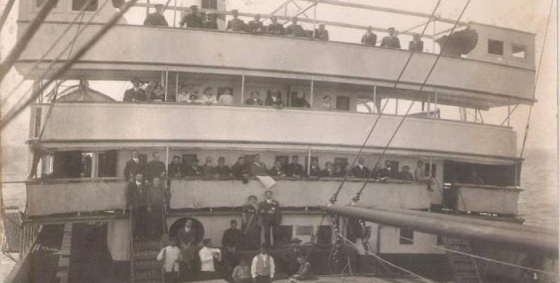 Foto: Pasajeros y tripulantes del Valbanera en el puente del buque.Cubadebate.