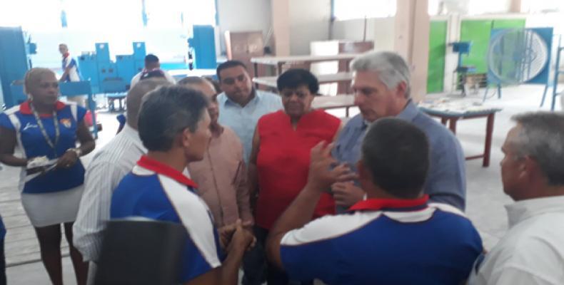 El dignatario cubano conversa con los trabajadores de la entidad. Foto: Twitter de la Presidencia de Cuba