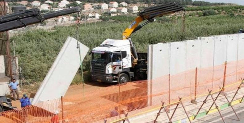 Israeli workers erect a separation wall in the border area of Metula, seen from the southern village of Kfar Kila, Lebanon, May 3, 2012.  Photo: The Daily Star