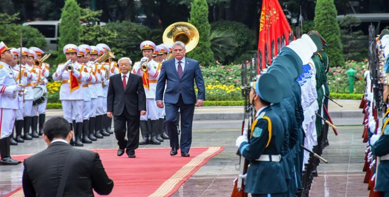 Nguyen Phu Trong (I) dio una cálida bienvenida a Díaz-Canel (D) quien sintió siempre la solidaridad y cariño de sus anfitriones. FotosPL: Marta Llanes