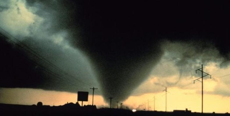 Tornado al atardecer.Foto:NOAA.NSSL.