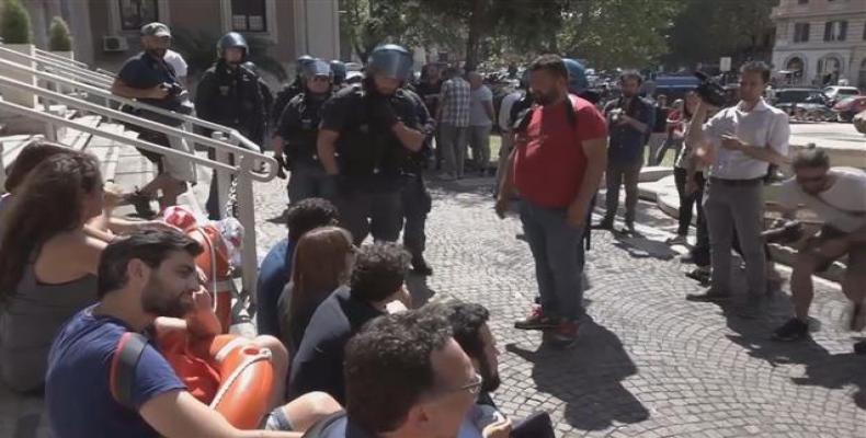 Demonstrators blockade Italy's ministry of transport over migration policy.   Photo: EFE