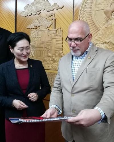 Becali con ministra de deportes de Mongolia. Foto: Embajada de Cuba