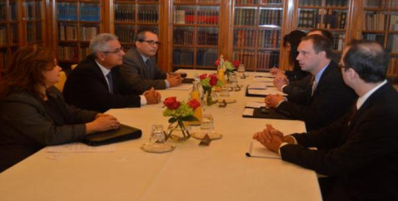Delegación cubana (I) conversa con representantes de la Cancillería de Eslovenia (D). Foto: Embacuba Austria