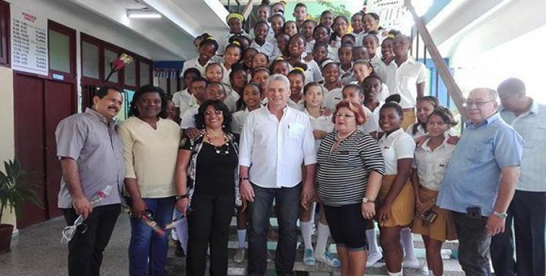 Miguel Diaz Canel felicita a los maestros cubanos en su día. Foto/ Twitter @DiazCanelB