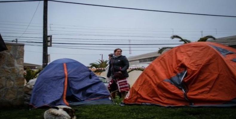 Homeless Chileans live in tents in public spaces.  (Photo: Twitter/@RendirseJamass)