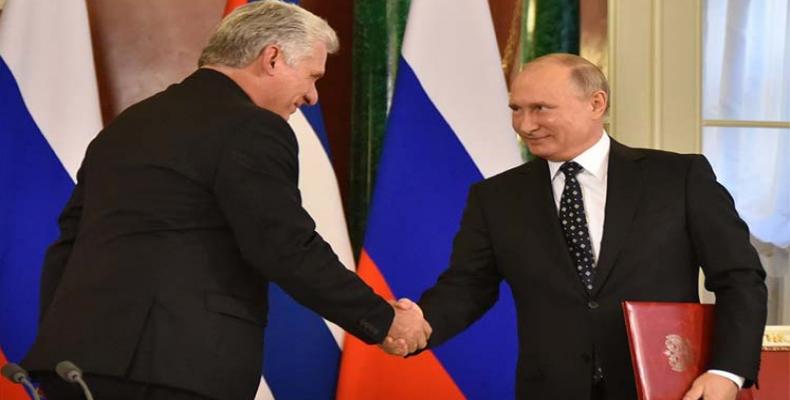 Díaz-Canel (I) y Putin (D) en el Kremlin. Foto tomada de PL