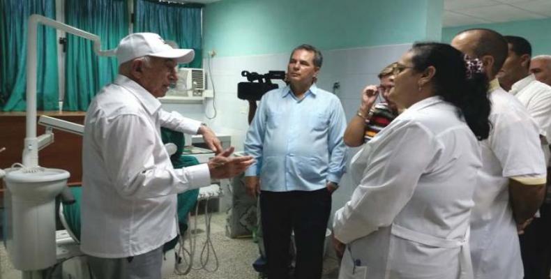 El Segundo Secretario del Comité Central del Partido, José Ramón Machado Ventura, felicitó a los trabajadores de la clínica estomatológica, en Sancti Spíritus. 