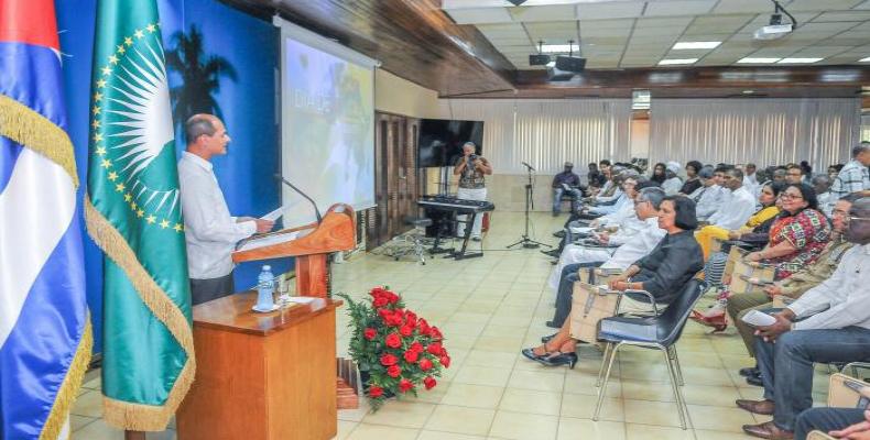 Viceministro cubano habla en acto por Día de África