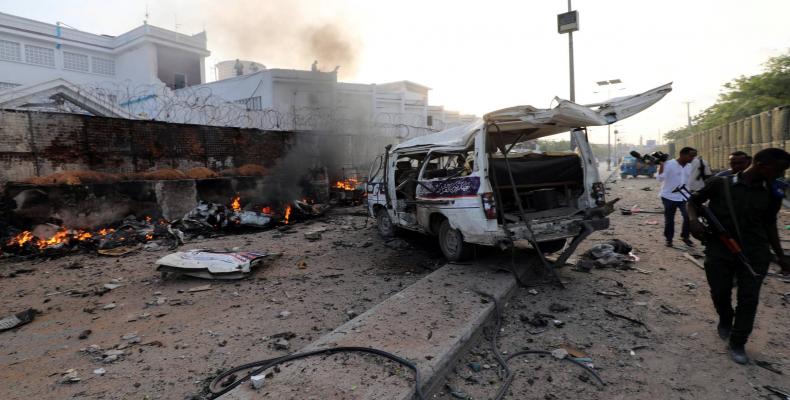  Una camioneta arde, en el lugar de una explosión en Mogadiscio (Somalia). Reuters