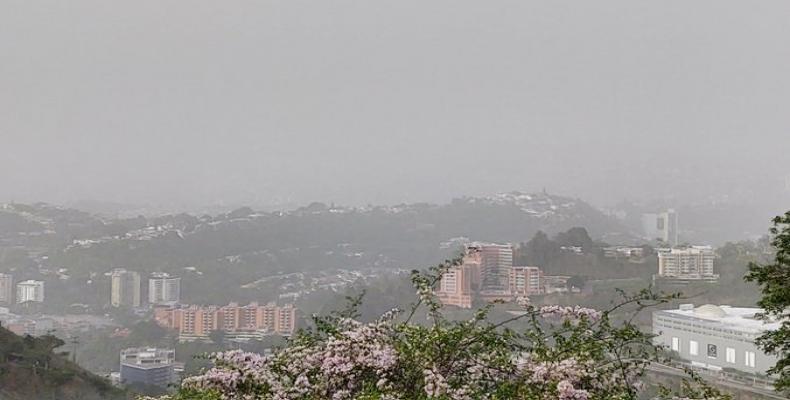 Polvo del Sahara sobre Caracas, Venezuela. Foto: @ElaFerras.