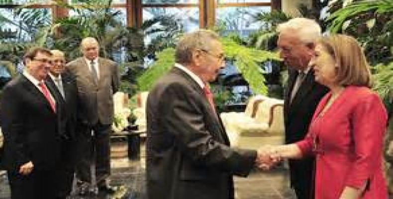 Raúl Castro saluda a García-Margallo y Ana Pastor