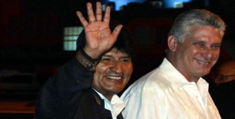 Evo Morales (I) junto a Miguel Díaz-Canel (D). Foto: Archivo