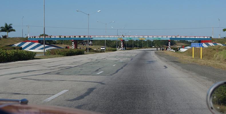 Desde las 11 de la mañana de este martes ya es posible el tránsito por la Autopista Nacional cubana.Imágen:Internet.