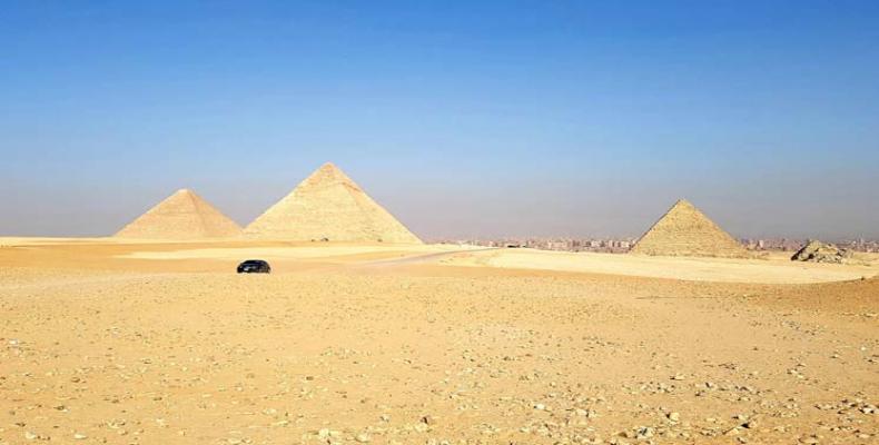 Asombrosamente en solitario permanencen las icónicas pirámides de Giza en Egipto. Foto: PL.