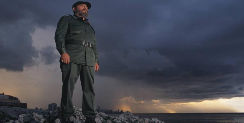 FOTO: Fidel Castro posa con la Habana al fondo en 1994.