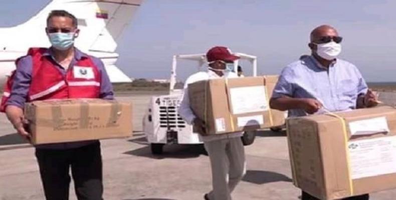 Venezuelan aid workers begin to land health supplies in St. George, Grenada, April 11, 2020. | Photo: Twitter/ @jaarreaza