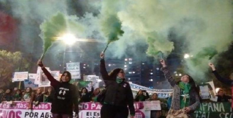 Activists march in Buenos Aires to end femicides and demand that abortions become free, legal and safe.  Photo: teleSUR