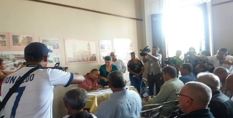 En el museo municipal de Manzanillo se canceló la emisión postal especial alegórica al 10 de octubre.Fotos:Dayani Haro Cordovéz.RReloj.