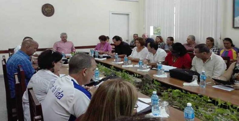 El jefe de Estado cubano junto a directivos del sector de la educación y autoridades del territorio analizaron temas asociados al inicio del período lectivo.Fot