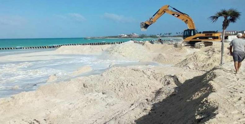 La rehabilitación de playas con el vertimiento de arena está enmarcada dentro de la Tarea Vida. Foto: PL