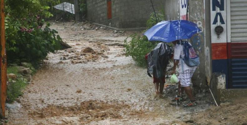 El Centro de Operaciones de Emergencias de Dominicana, mantiene en alerta a 19 provincias debido a las lluvias.Foto:Bahiia.