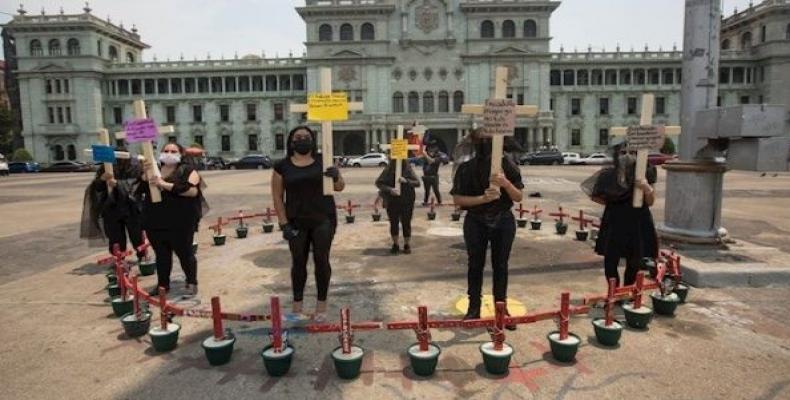 Women stage funeral procession for the COVID-19 victims, Guatemala City, April 28.  (Photo: EFE)