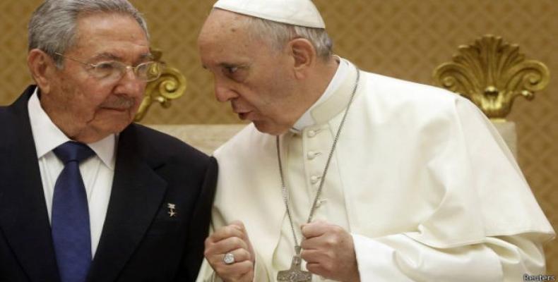 En Vatikano Raúl dialogis kun la Papo