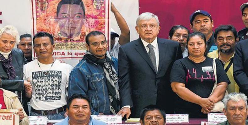 El mandatario mexicano Manuel López Obrador junto a los padres de los normalistas de Ayotzinapa. Foto: La Jornada.