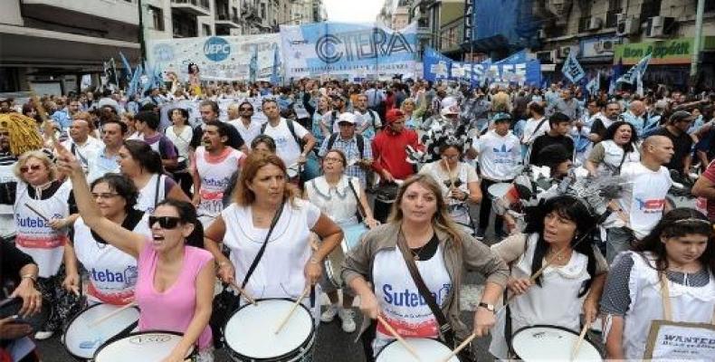 Professores argentinos exigem melhores salários.