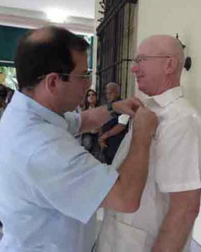 Presidente del ICAP, Fernando González Llort, impone Medalla de la Amistad a Bill Ryan.(Foto:Rachel Rivero/PL)