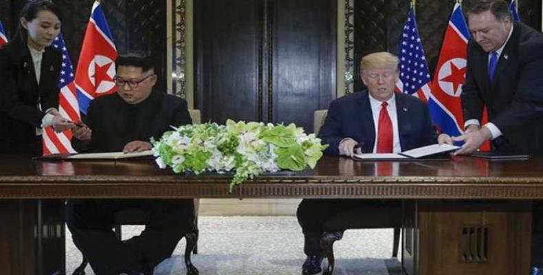 donald Trump kaj Kim Jong-un en Singapuro