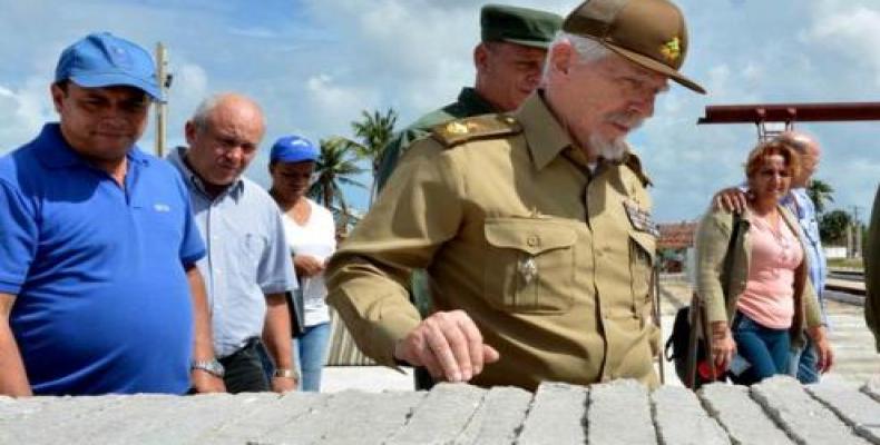 Ramiro Valdés exhortó a los camagüeyanos a involucrarse en la construcción de sus propias casas.Foto:RReloj